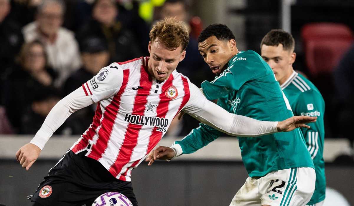 Sepp van den Berg berduel dengan Hugo Ekitike di laga Brentford vs Liverpool Sepp van den Berg berduel dengan Hugo Ekitike di laga Brentford vs Liverpool