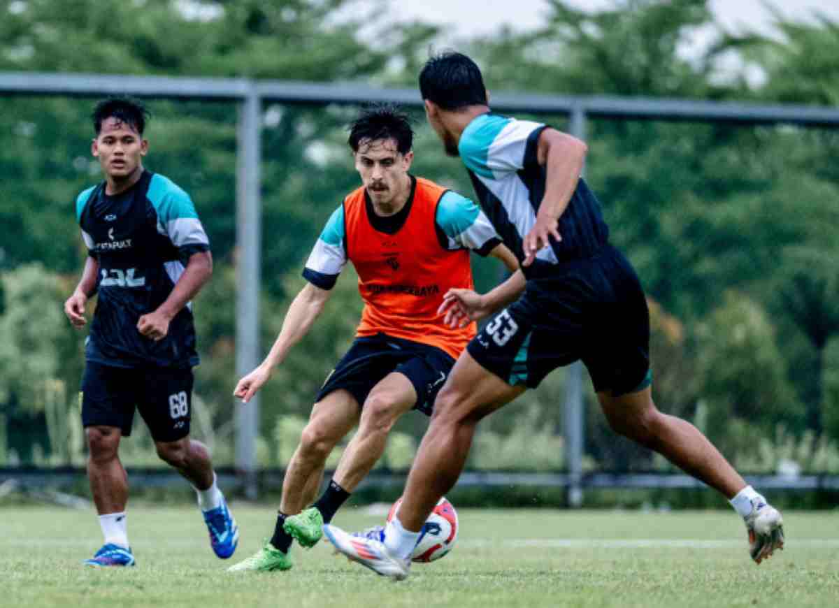 Skuad Persebaya dalam latihan terakhir sebelum berangkat ke markas PSBS Biak Skuad Persebaya dalam latihan terakhir sebelum berangkat ke markas PSBS Biak