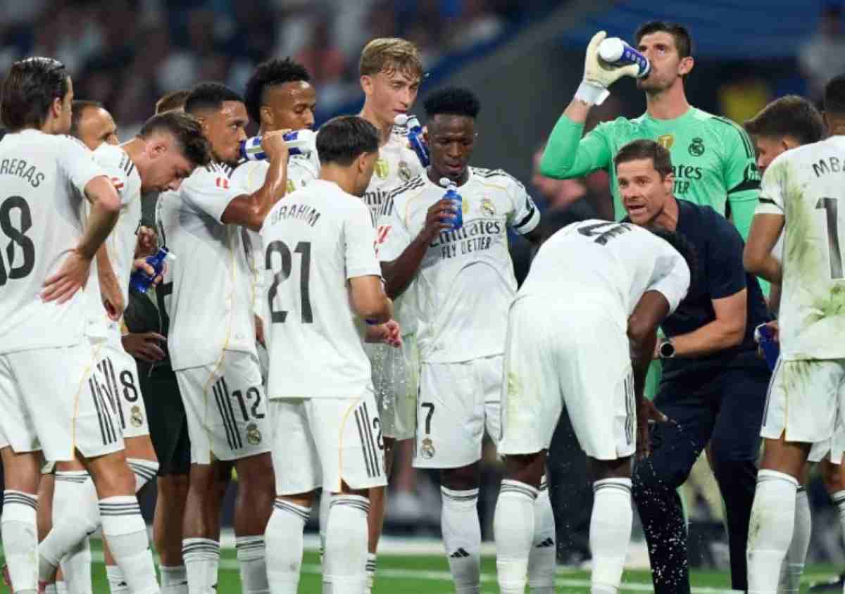 Skuad Real Madrid dan Pelatih Xabi Alonso dalam Sebuah Laga Skuad Real Madrid dan Pelatih Xabi Alonso dalam Sebuah Laga