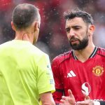 Stuart Attwell sedang berbicara dengan Bruno Fernandes