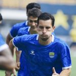 Thom Haye dalam sesi latihan Persib Bandung jelang menjamu Selangor FC