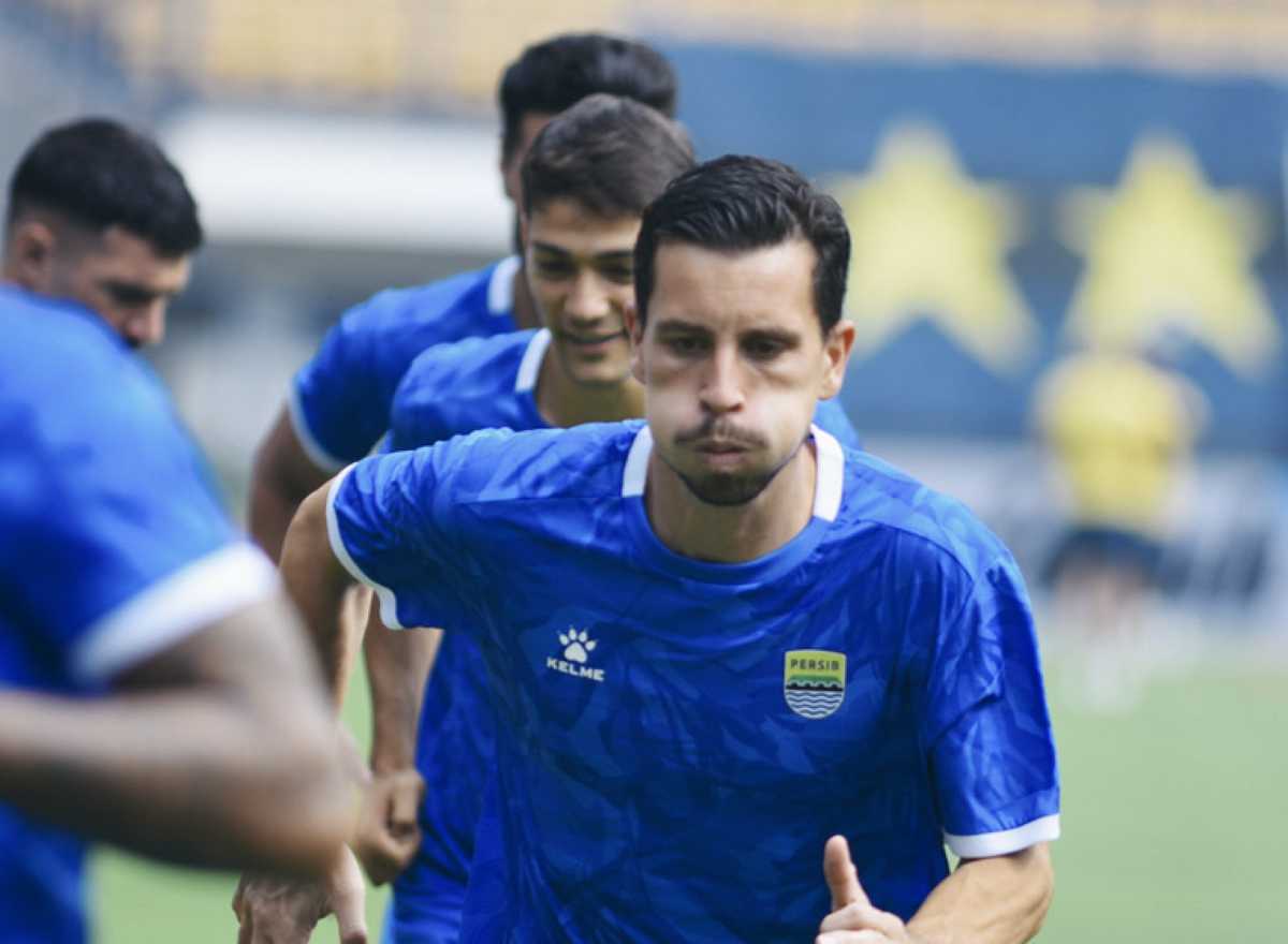 Thom Haye dalam sesi latihan Persib Bandung jelang menjamu Selangor FC Thom Haye dalam sesi latihan Persib Bandung jelang menjamu Selangor FC