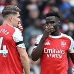 Victor Gyokeres berbicara dengan Bukayo Saka