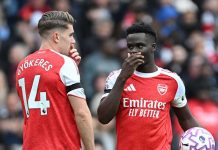 Victor Gyokeres berbicara dengan Bukayo Saka