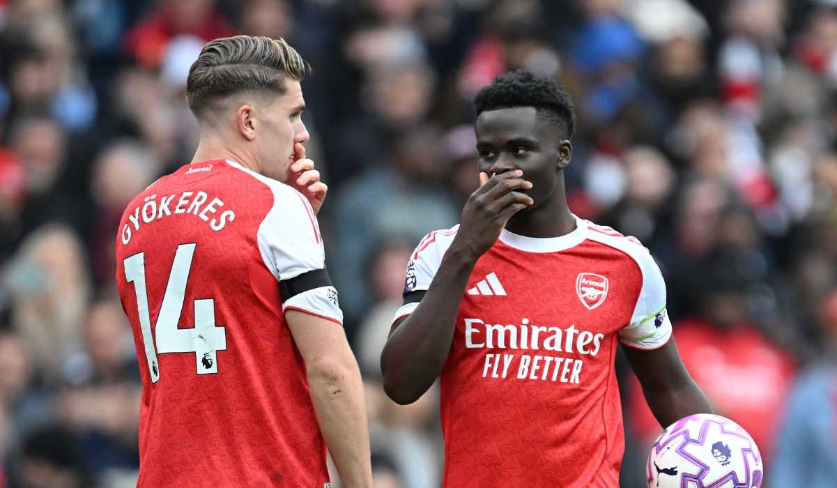 Victor Gyokeres berbicara dengan Bukayo Saka Victor Gyokeres berbicara dengan Bukayo Saka
