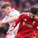 Victor Gyokeres berebut bola dengan Dominik Szoboszlai