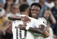 Vinicius Junior merayakan gol bersama Kylian Mbappe