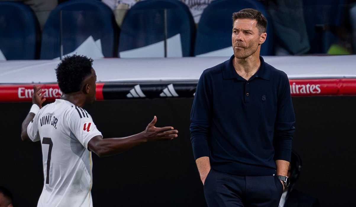 Vinicius Junior protes saat ditarik keluar oleh Xabi Alonso