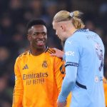 Vinicius Junior sedang berbicara dengan Erling Haaland