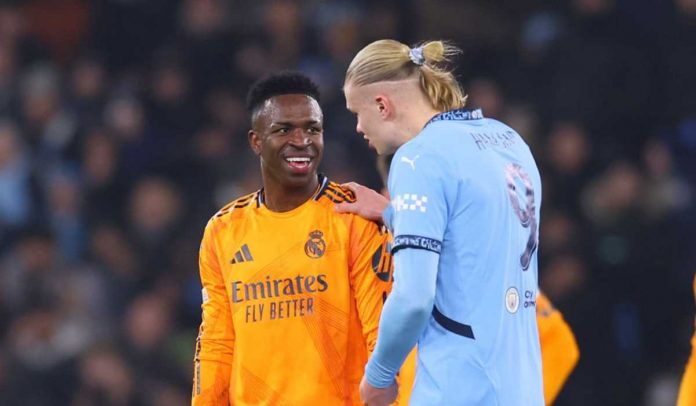 Vinicius Junior sedang berbicara dengan Erling Haaland