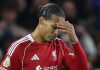 Virgil van Dijk tertunduk selama kekalahan Liverpool dari Chelsea