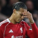 Virgil van Dijk tertunduk selama kekalahan Liverpool dari Chelsea