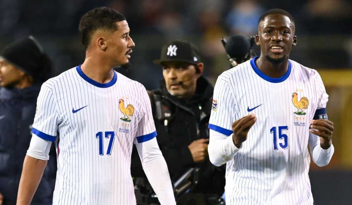 William Saliba dan Ibrahima Konate berjalan bersama di timnas Prancis William Saliba dan Ibrahima Konate berjalan bersama di timnas Prancis