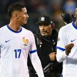 William Saliba dan Ibrahima Konate berjalan bersama di timnas Prancis