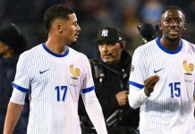 William Saliba dan Ibrahima Konate berjalan bersama di timnas Prancis