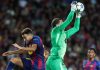 Wojciech Szczesny terbang menangkap bola di laga Barcelona vs Olympiacos