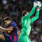 Wojciech Szczesny terbang menangkap bola di laga Barcelona vs Olympiacos