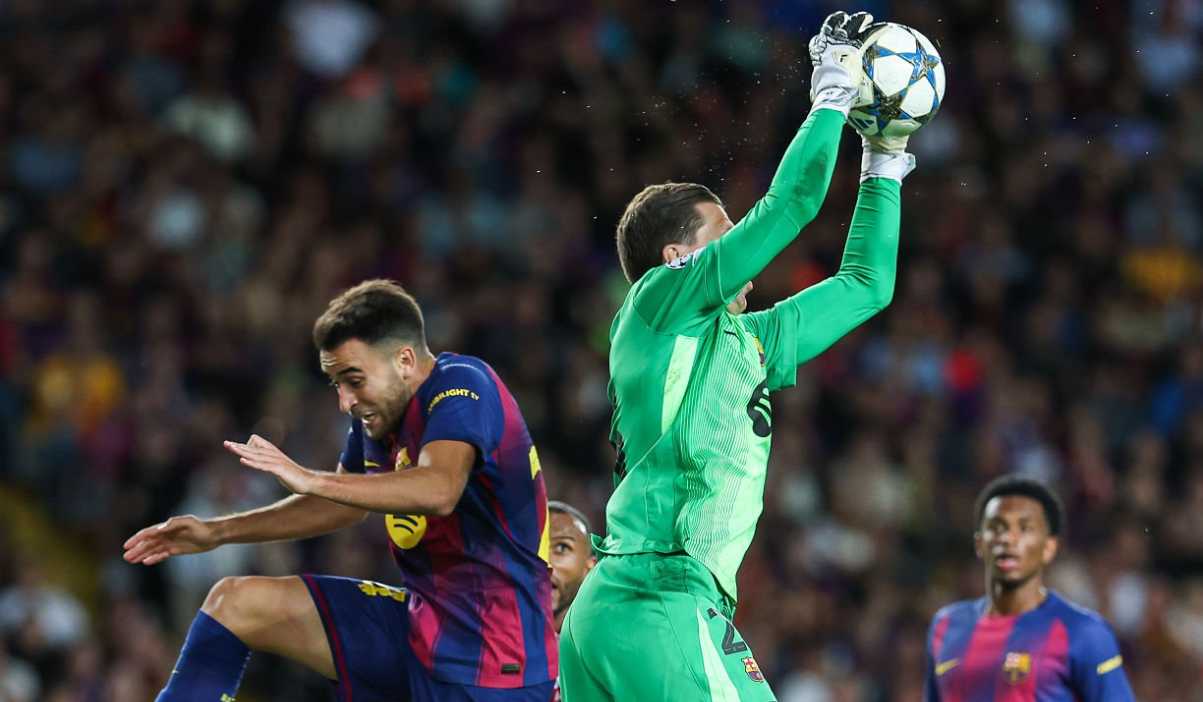 Wojciech Szczesny terbang menangkap bola di laga Barcelona vs Olympiacos Wojciech Szczesny terbang menangkap bola di laga Barcelona vs Olympiacos