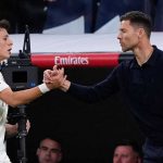 Xabi Alonso menyalami Arda Guler yang ditarik keluar lapangan