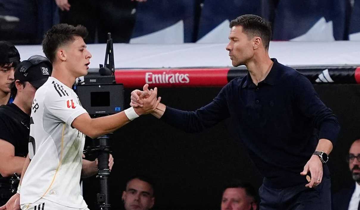 Xabi Alonso menyalami Arda Guler yang ditarik keluar lapangan Xabi Alonso menyalami Arda Guler yang ditarik keluar lapangan