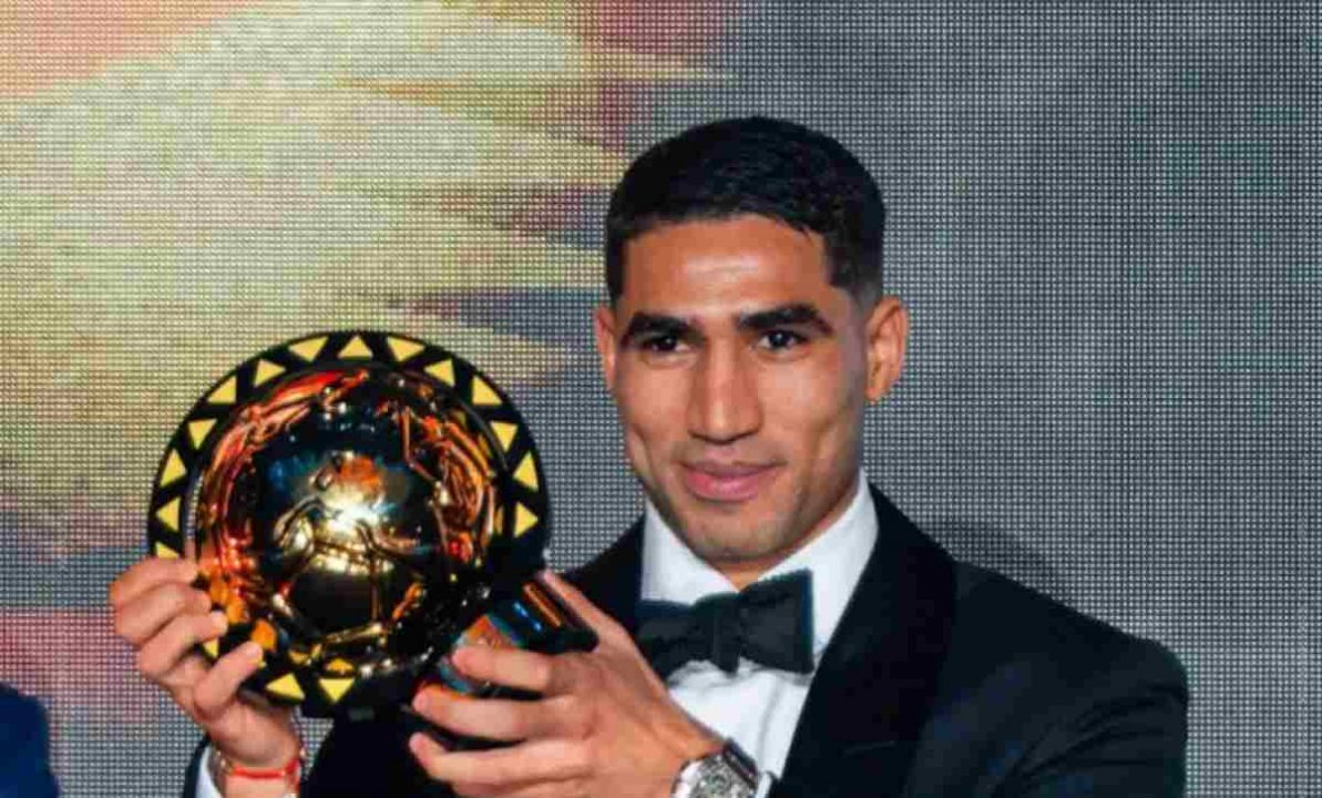 Achraf Hakimi Saat Menerima Penghargaan Pemain Afrika Terbaik Tahun Ini