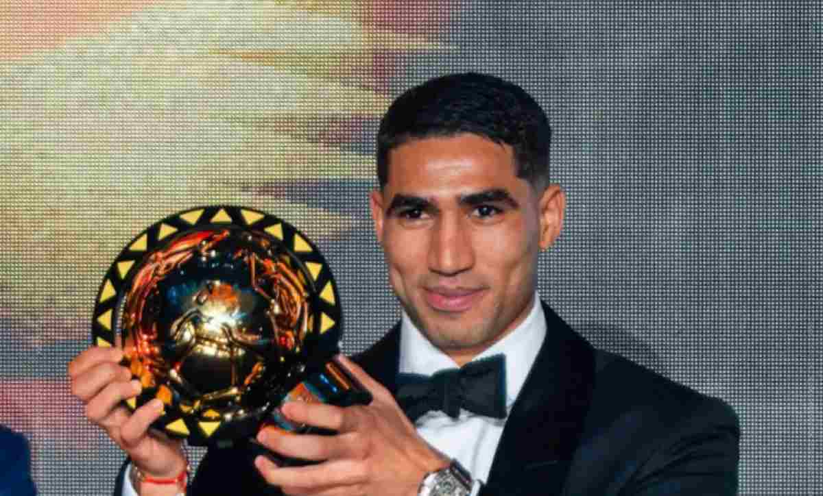 Achraf Hakimi Saat Menerima Penghargaan Pemain Afrika Terbaik Tahun Ini Achraf Hakimi Saat Menerima Penghargaan Pemain Afrika Terbaik Tahun Ini