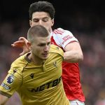 Proyek Transfer 2026 Real Madrid: Rp 1,3 Triliun Untuk Adam Wharton, Marc Guehi Gratis! Adam Wharton berusaha melindungi bola dari gangguan Declan Rice