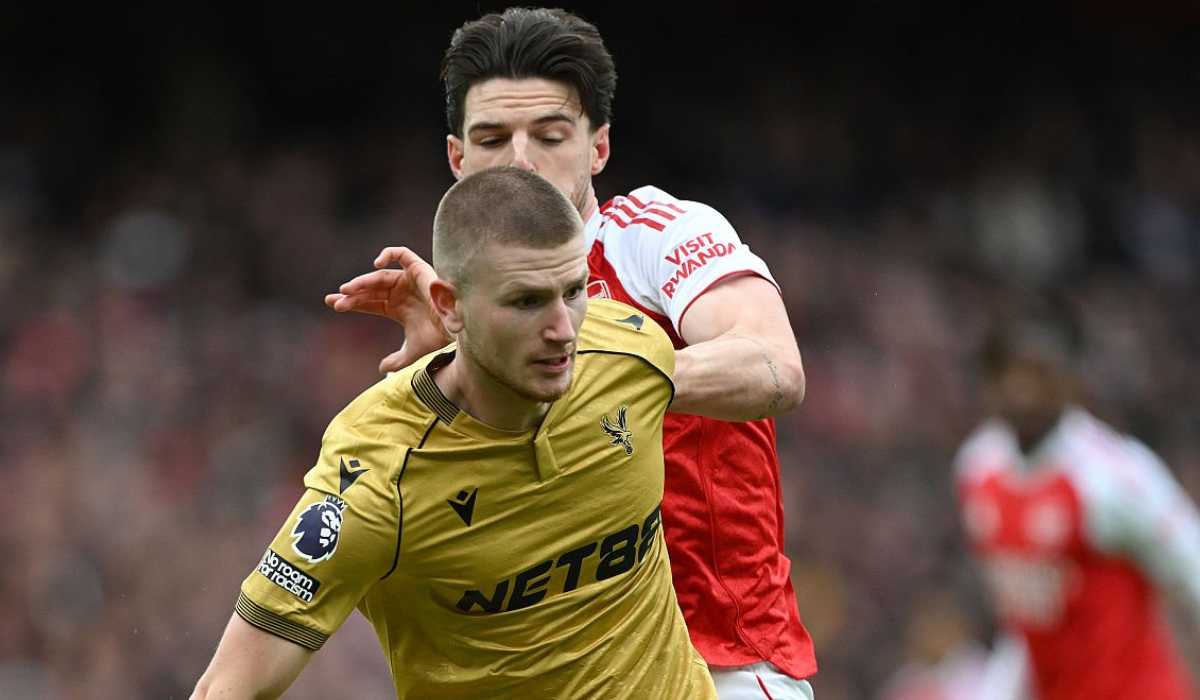 Adam Wharton berusaha melindungi bola dari gangguan Declan Rice Adam Wharton berusaha melindungi bola dari gangguan Declan Rice