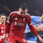Andrew Robertson mempertahankan bola dari Ruben Dias