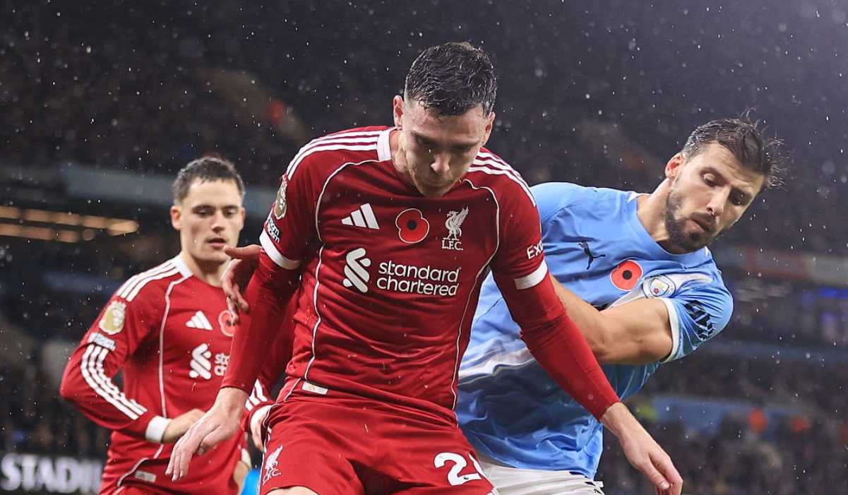 Andrew Robertson mempertahankan bola dari Ruben Dias