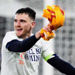 Andrew Robertson merayakan lolosnya Skotlandia ke Piala Dunia 2026