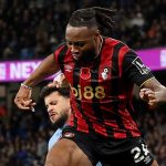 Manchester United Pantau Bintang Gacor Rp 1,3 Triliun Plus Bek Gratisan The Eagles Antoine Semenyo berusaha melewati hadangan Matheus Nunes