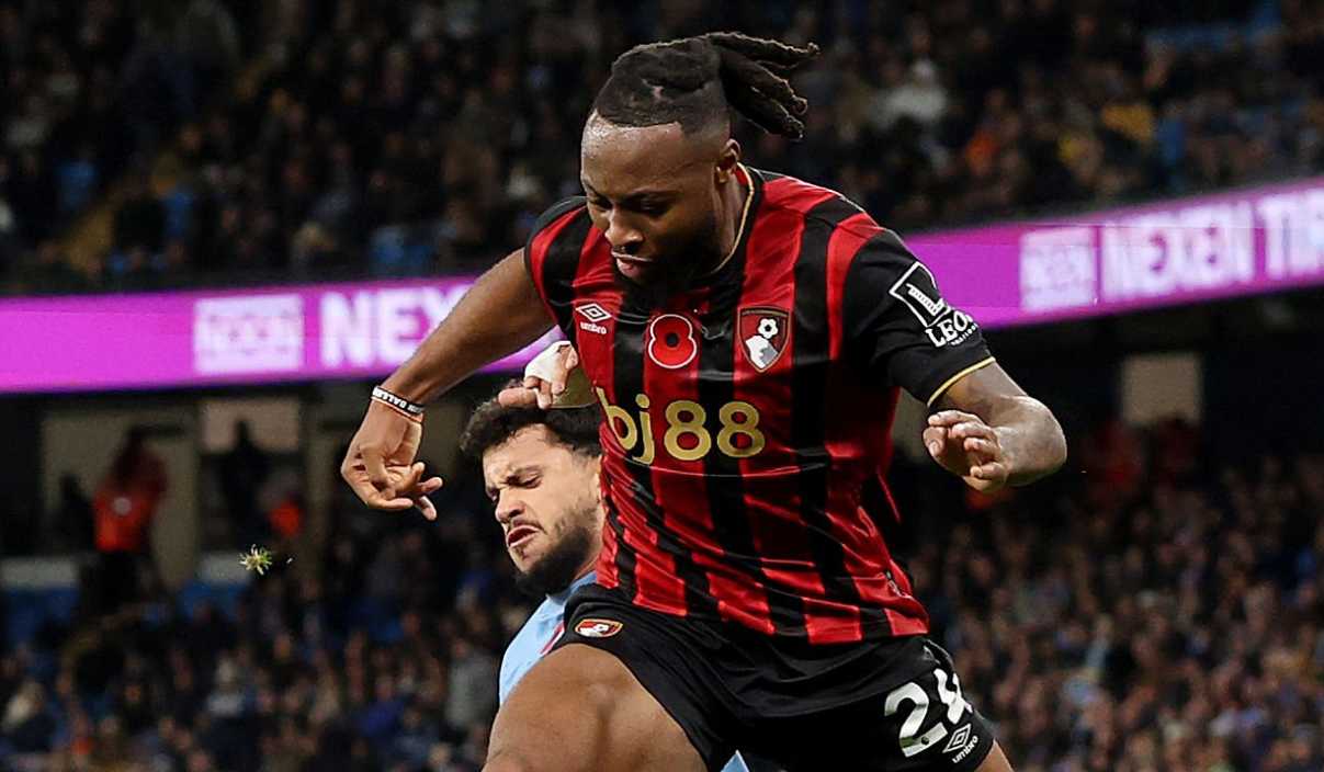 Antoine Semenyo berusaha melewati hadangan Matheus Nunes