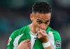 Antony mencium badge usai mencetak gol untuk real Betis