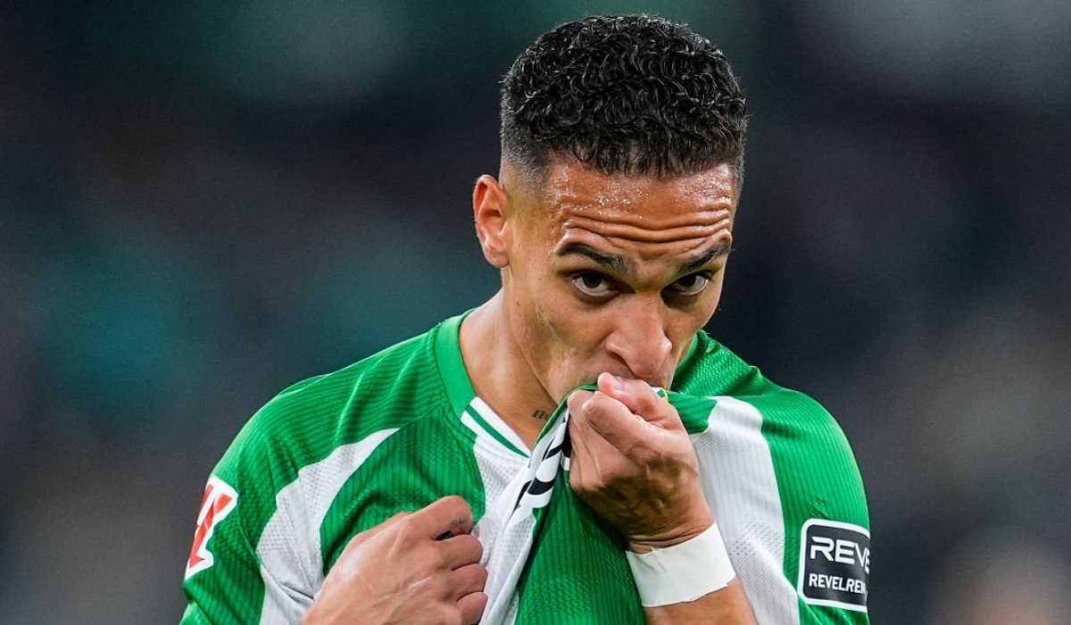 Antony mencium badge usai mencetak gol untuk real Betis