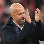 Arne Slot bertepuk tangan ke fans usai laga Liverpool vs Real Madrid