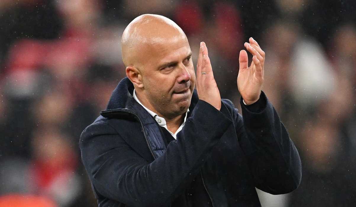 Arne Slot bertepuk tangan ke fans usai laga Liverpool vs Real Madrid Arne Slot bertepuk tangan ke fans usai laga Liverpool vs Real Madrid