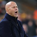 Arne Slot Tegaskan Gaya Serang Liverpool Tak Akan Berubah Meski Hasil Buruk Arne Slot berteriak ke pemainnya di laga Liverpool vs Crystal Palace