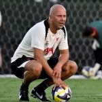 Eksperimen Gagal! Arne Slot Buang Jurus Baru Liverpool yang Kini Jadi Bumerang Arne Slot manajer Liverpool