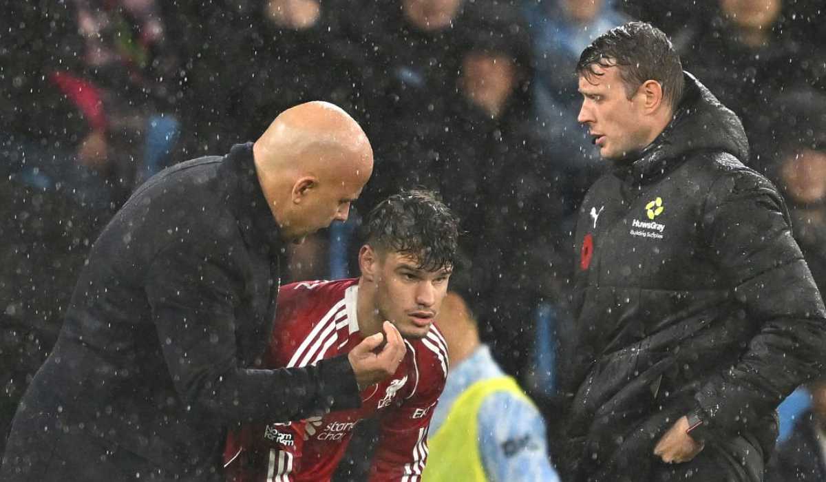 Arne Slot memberi instruksi pada Milos Kerkez