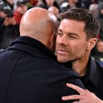 Arne Slot memeluk Xabi Alonso usai laga Liverpool vs Real Madrid