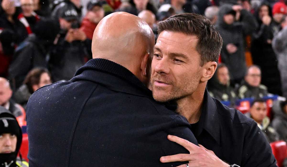 Arne Slot memeluk Xabi Alonso usai laga Liverpool vs Real Madrid Arne Slot memeluk Xabi Alonso usai laga Liverpool vs Real Madrid