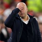 Musim Kedua Berantakan, Arne Slot Akui Berat Hidup Sendiri Tanpa Anak-Istri di Inggris Arne Slot menutup mata selama kekalahan Liverpool vs PSV