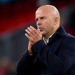 Arne Slot tepuk tangan ke fans usai laga Liverpool vs Nottingham Forest