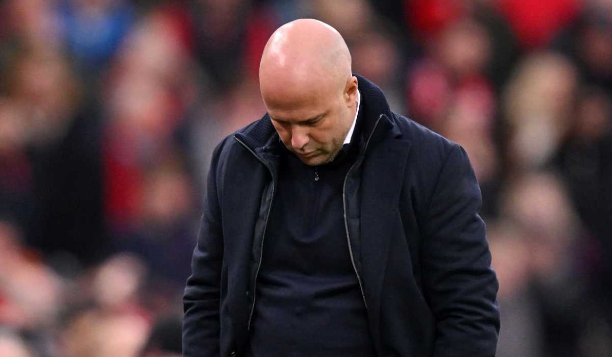 Arne Slot tertunduk pasca kekalahan Liverpool dari Nottingham Forest