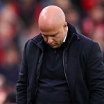 Carragher Nilai Slot Hanya Punya Seminggu untuk Menyelamatkan Pekerjaannya Arne Slot tertunduk usai Liverpool dikalahkan Nottingham Forest