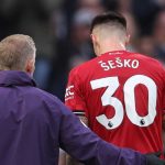 Benjamin Sesko tertatih meninggalkan lapangan karena cedera