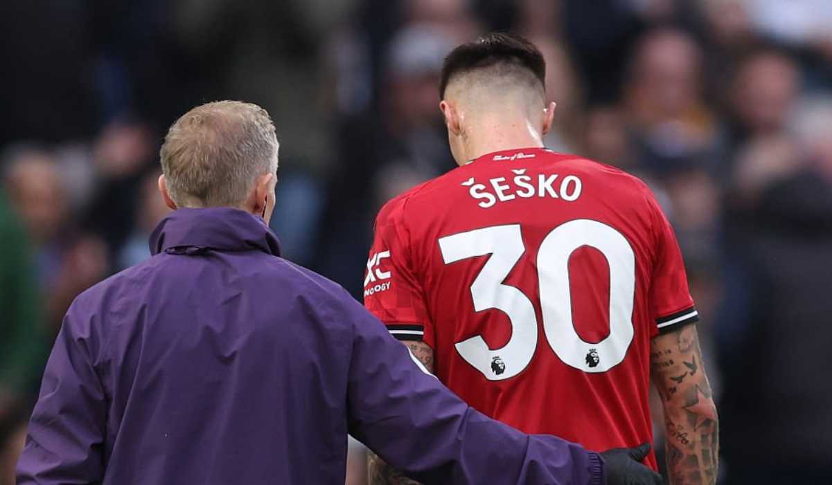 Benjamin Sesko tertatih tinggalkan lapangan karena cedera Benjamin Sesko tertatih tinggalkan lapangan karena cedera