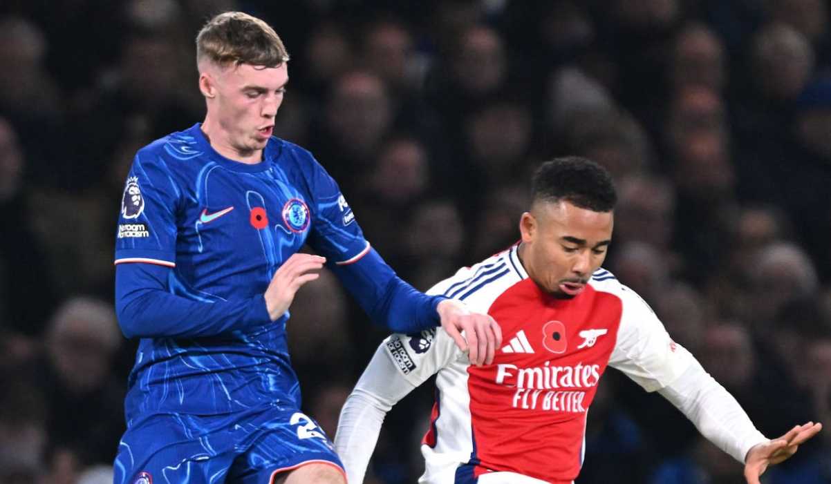 Cole Palmer berebut bola dengan Gabriel Jesus