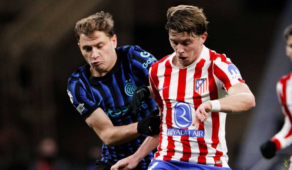 Conor Gallagher berebut bola dengan Nicolo Barella